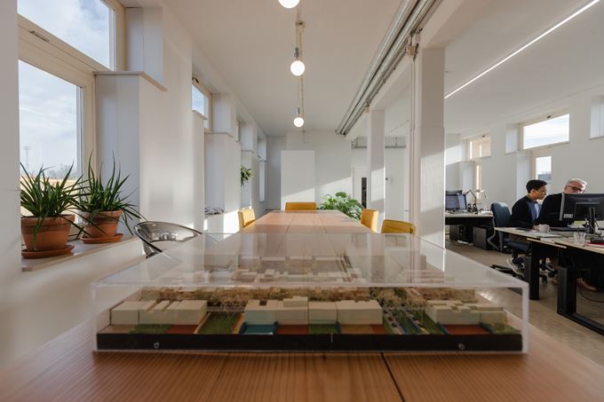 We Love The City huurt een bedrijfsruimte in Justus van Effen van Woonstad Rotterdam
